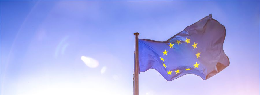 Hissfahne der EU EU Hissfahne im Wind