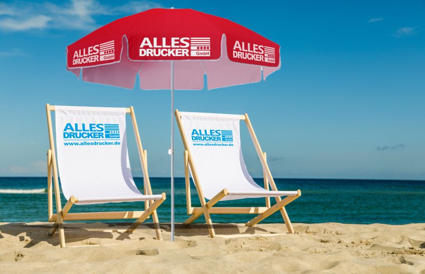Sonnenschirm und Liegestühle Liegestühle und Sonnenschirm am Strand