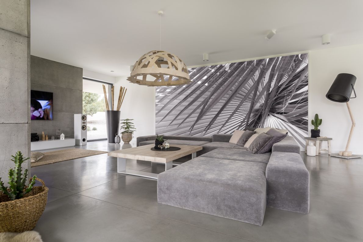 Bedruckte Wandtapete in einem Wohnzimmer mit grauer Couchlandschaft